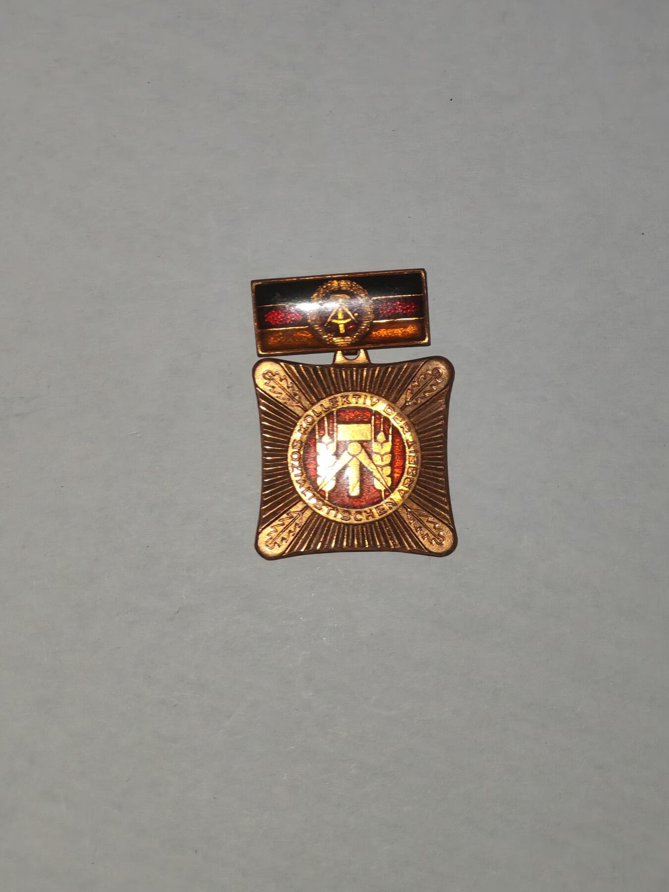 韵星假日军品类拍卖第44期 -- Rimey Holidays Militaria Auction 44 民主德国集体劳动模范奖章