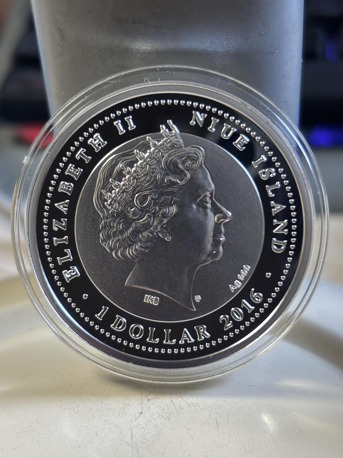 第192期拍卖 纽埃2016年濒危动物物种亚洲象镶嵌水晶彩银币，999银，17.5克，发行2000枚、