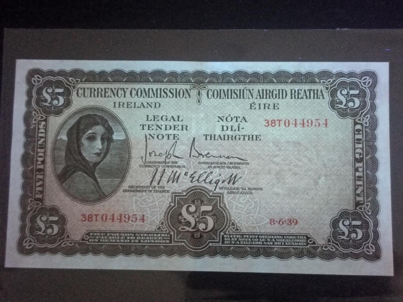 2026三月第一期，总218期 爱尔兰1939年5镑AUNC，稀有的“爱尔兰货币管理局”抬头，下方有英爱两国货币互换协议的版本，爱尔兰人格化象征“拉维利夫人”