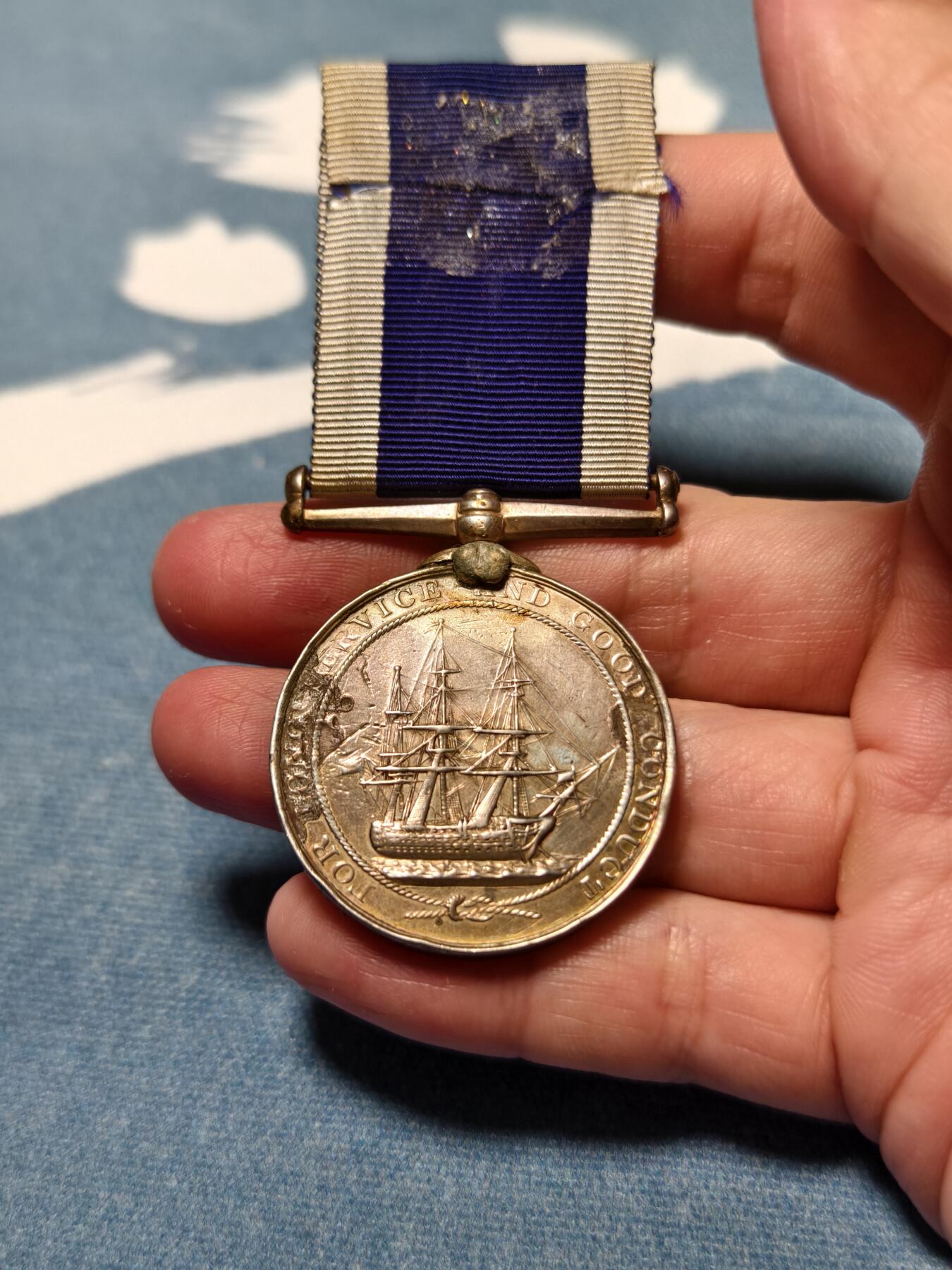 抚柳草堂-第十四期章牌钱币  奖章勋章限时免佣 满百包邮 放漏专场 19世纪中期 英国皇家海军长期服役与良好表现奖章 早期稀少的维多利亚女王版 银质 授予皇家海军海岸警卫队的G.P. BROCK  挂环处有加固  绶带有胶水残留  