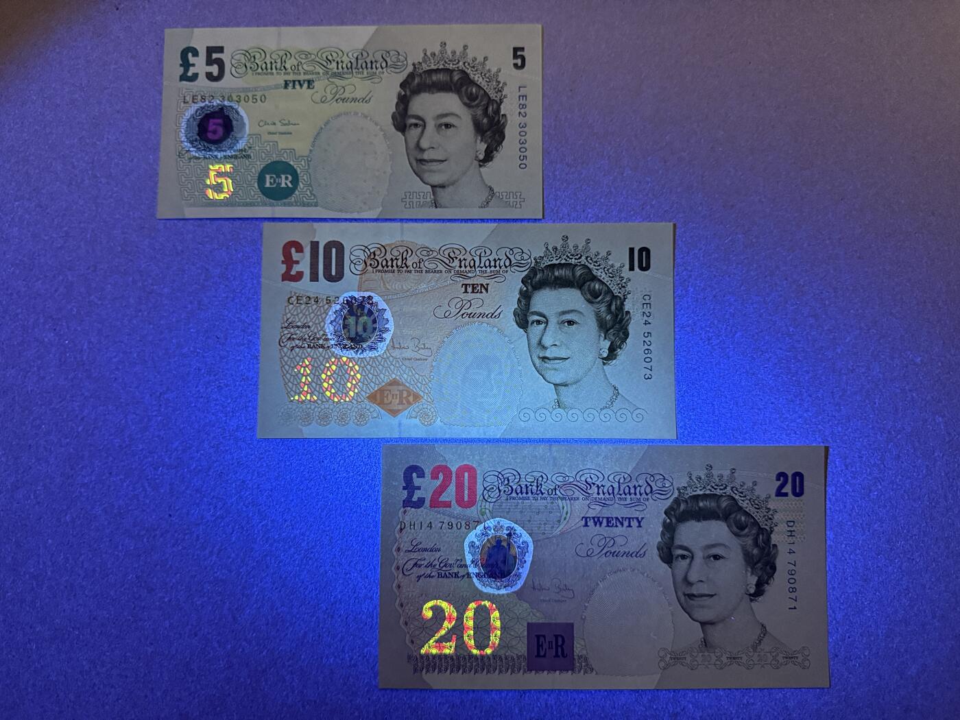 《艾美收藏》第235期-3.8周日外币荟萃 英格兰5、10、20镑 UNC E序列再版