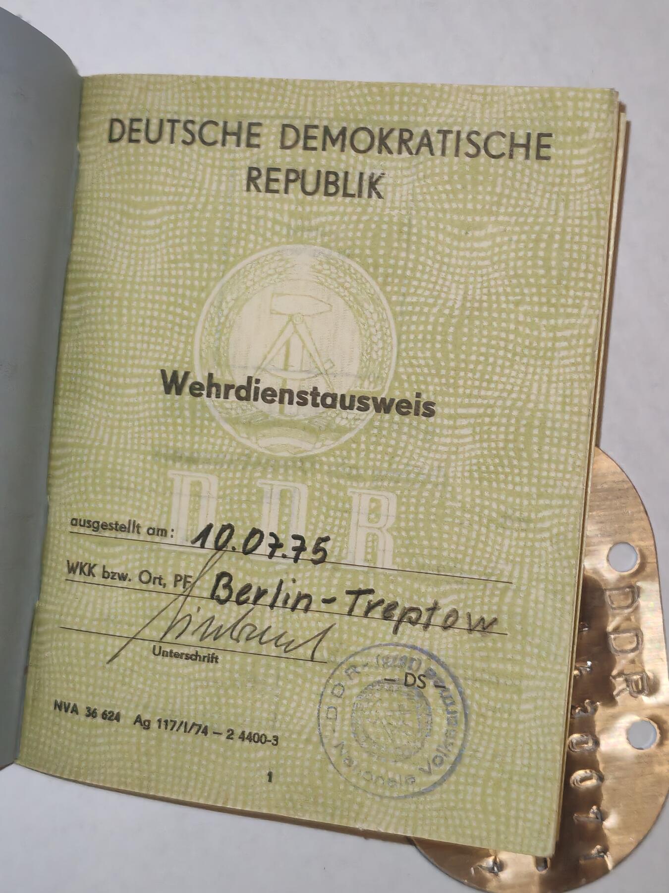 韵星假日军品类拍卖第44期 -- Rimey Holidays Militaria Auction 44  民主德国士兵证、士兵铭牌（狗牌）实发一套 带照片 记录详细 