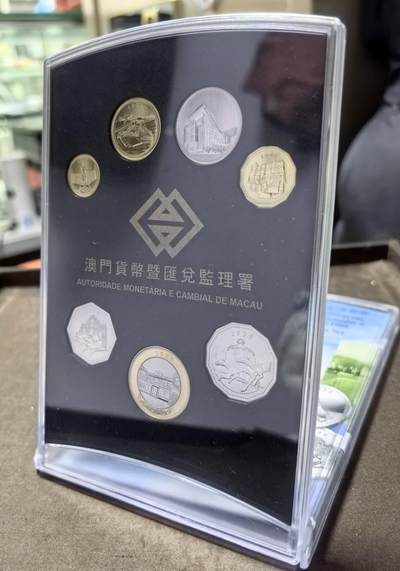 北京马甸外国币专卖第148期，非贵金属外国流通币，纪念币币，中国早期纪念币专场，陆续上拍，欢迎关注 - 1999年澳门发行澳门回归纪念币精装册