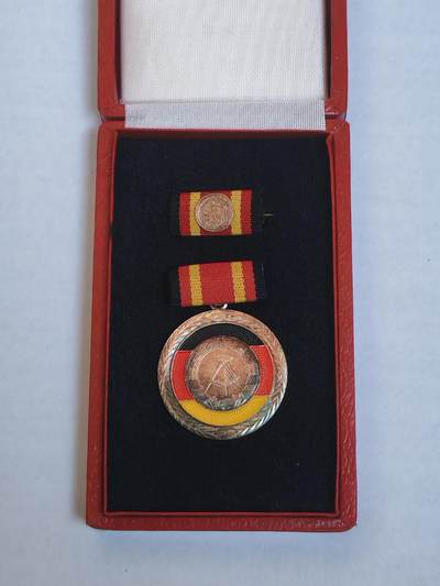 韵星假日军品类拍卖第44期 -- Rimey Holidays Militaria Auction 44 - 民主德国国家功勋奖章带原盒略