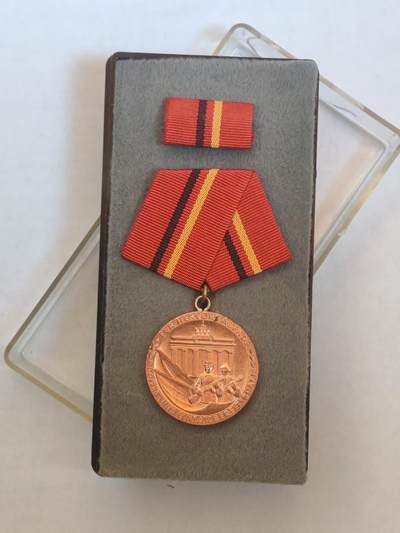 韵星假日军品类拍卖第44期 -- Rimey Holidays Militaria Auction 44 - 民主德国铜级工战队功绩奖章带原盒略