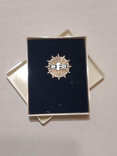 韵星假日军品类拍卖第44期 -- Rimey Holidays Militaria Auction 44 - 民主德国银级妇女联合会证章带原盒