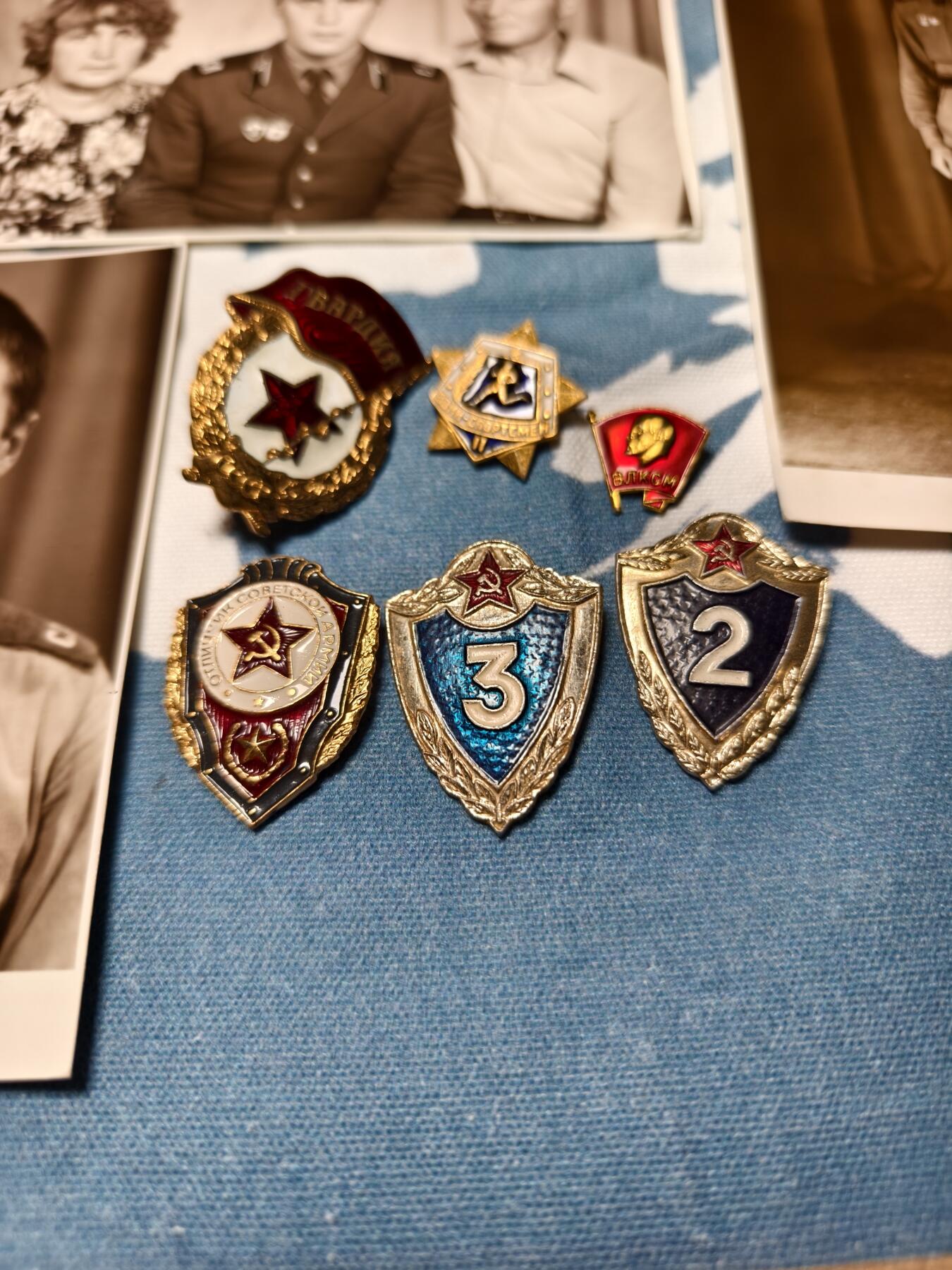 抚柳草堂-第十四期章牌钱币  奖章勋章限时免佣 满百包邮 放漏专场 前苏联近卫军 奖章一套 包含近卫军徽章 优秀士兵等级2级3级 优秀红军战士徽章 劳动与国防2级徽章 共青团徽章 及三张得主的珍贵照片  这组物品是研究冷战时期苏联军队日常荣誉体系和青年思想建设的珍贵实物资料   