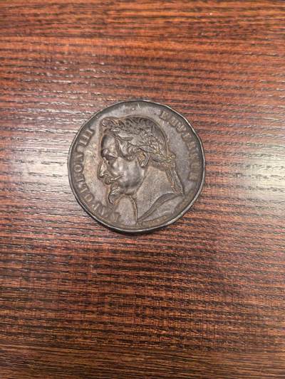 欧洲银章、铜章，大优惠起拍价都是银价计算 起拍价格小于银价,拿破仑三世农业竞赛纪念章50克法国（1852-1870年）官方农业竞赛纪念章，“NAPOLEON III EMPEREUR”（拿破仑三世皇帝）字样，是头戴月桂冠的拿破仑三世侧面像，由著名雕刻师阿尔丰斯·巴雷（Alphonse Barre）或其家族设计，意为“莫尔塔涅区农业竞赛”。图案是由羊、牛、马头和犁组成的农业花环，中心为空白，用于镌刻获奖者姓名。