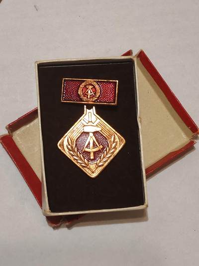 韵星假日军品类拍卖第44期 -- Rimey Holidays Militaria Auction 44 - 民主德国个人劳动荣誉奖章带原盒