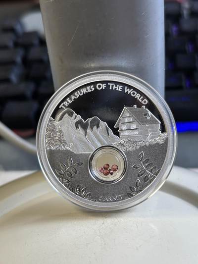 第192期拍卖 - 澳大利亚2013年世界瑰宝系列中空镶嵌石榴石银币，999银，发行7500枚，有氧化