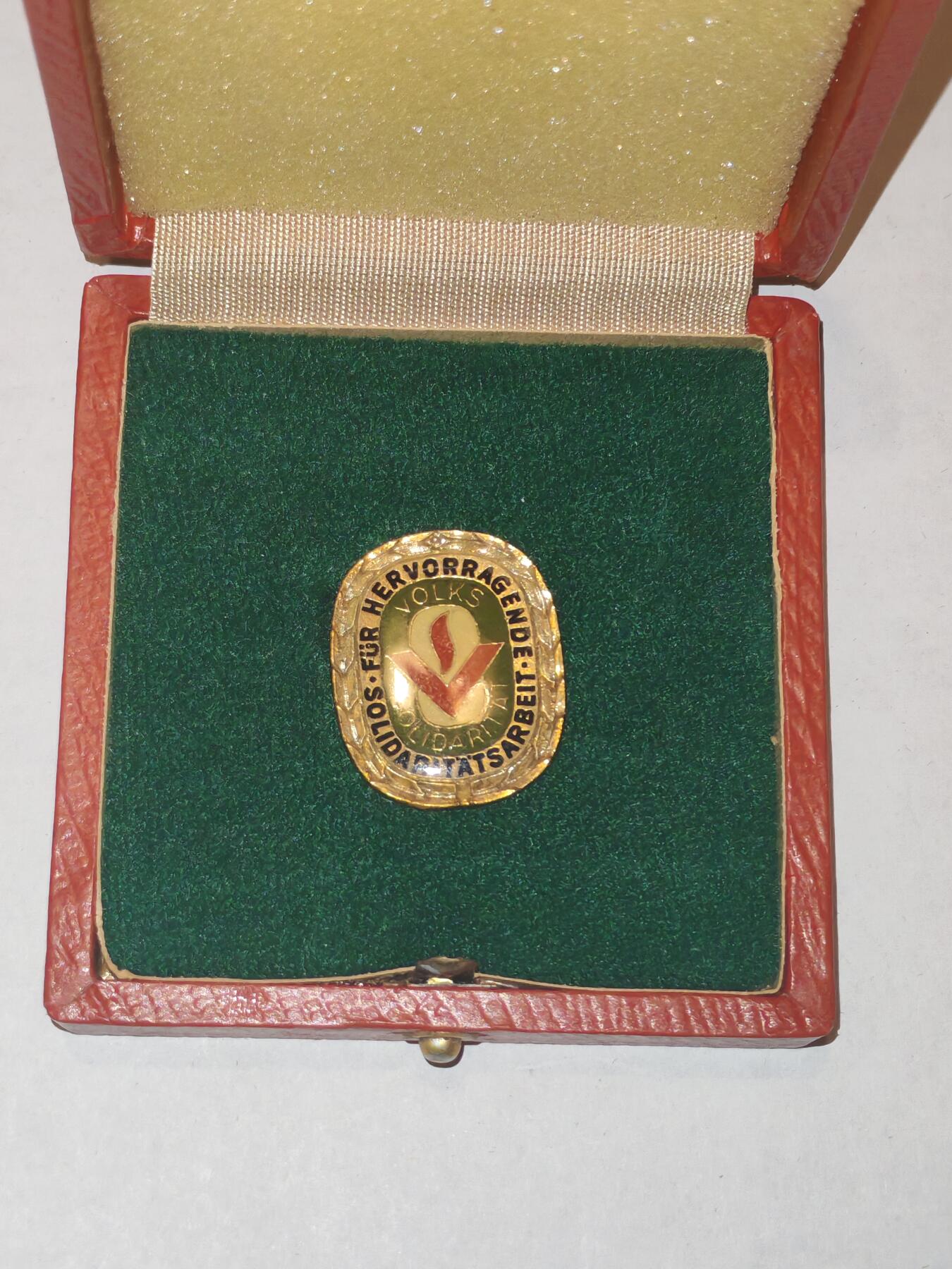 韵星假日军品类拍卖第44期 -- Rimey Holidays Militaria Auction 44 民主德国第一版人民团结阵线证章 带第一版皮盒 保存非常好 少见