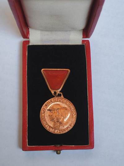 韵星假日军品类拍卖第44期 -- Rimey Holidays Militaria Auction 44 - 民主德国为表彰对东德人民监察所的贡献奖章带原盒一套  非常稀少