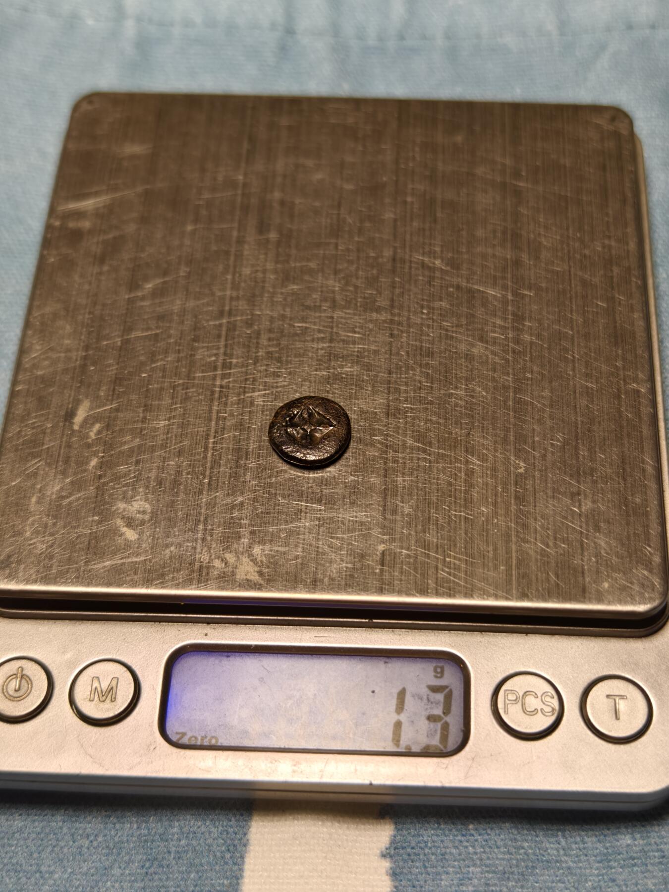 抚柳草堂-第十四期章牌钱币  奖章勋章限时免佣 满百包邮 放漏专场 三佛齐王国末期至满者伯夷王国早期打制小银币 1.3g重 正面有檀香花徽记，背面爪哇岛文，面值1 Unit或称Masa