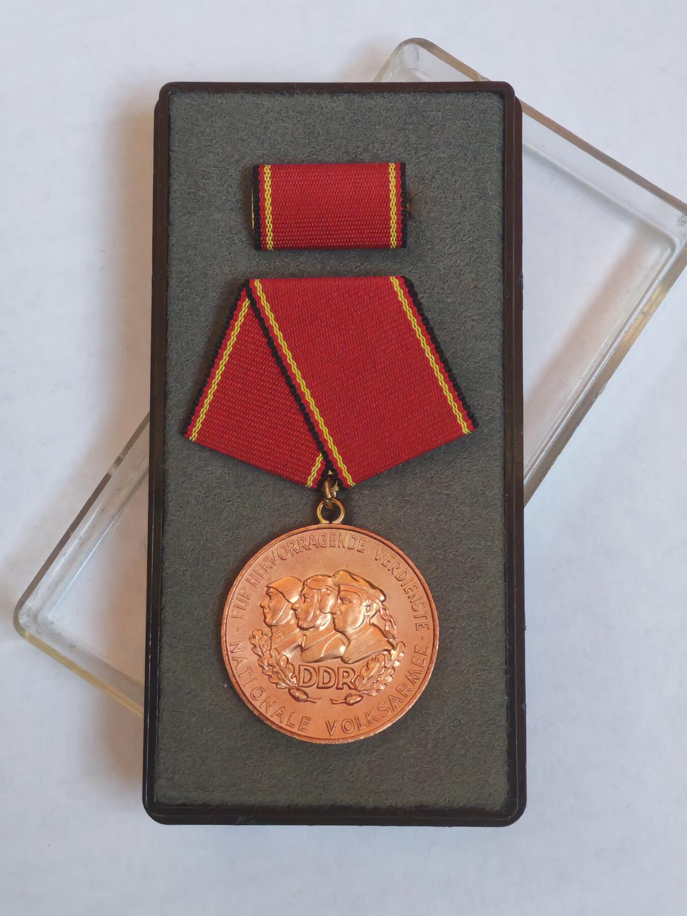 韵星假日军品类拍卖第44期 -- Rimey Holidays Militaria Auction 44 民主德国铜级人民军功绩奖章带原盒略
