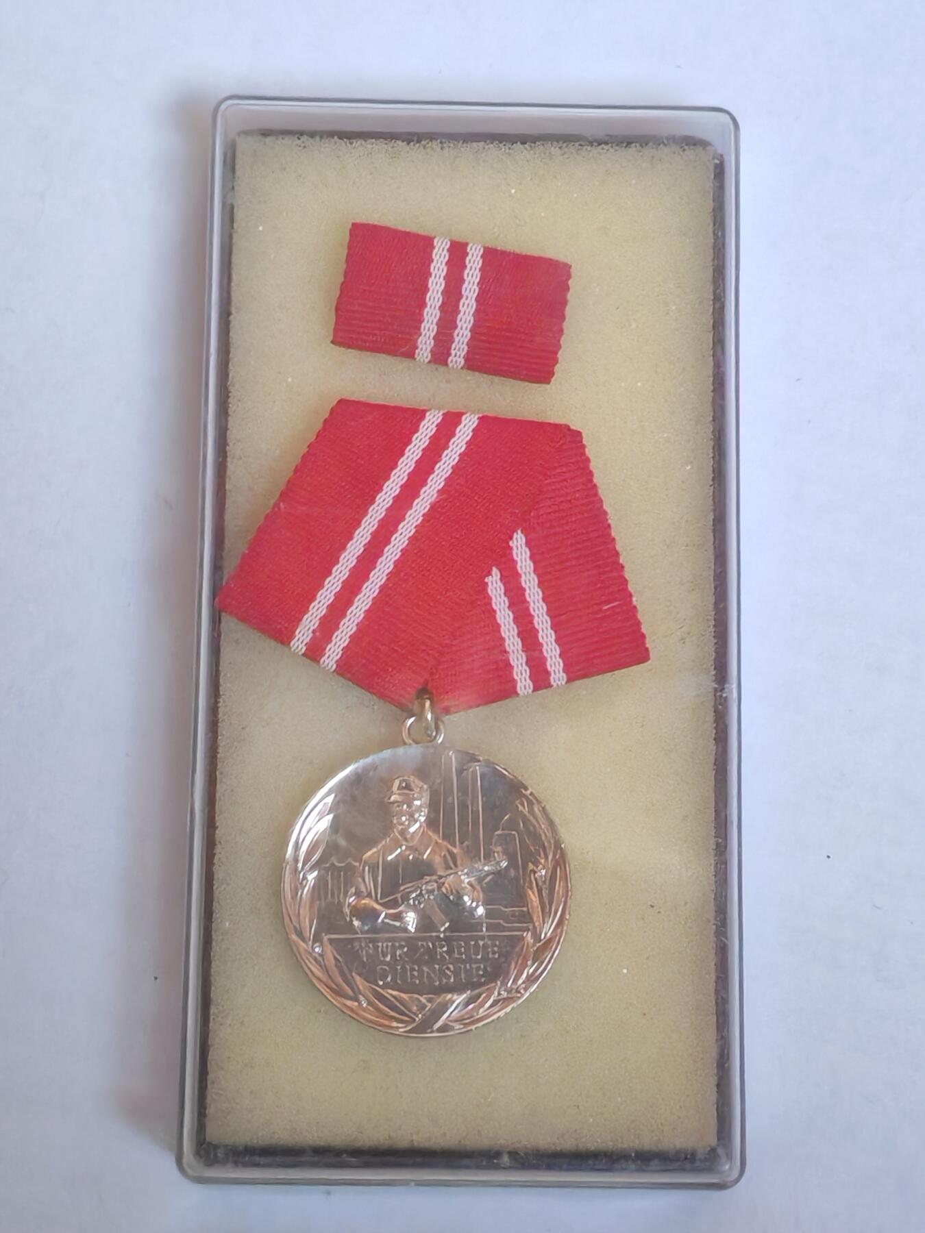 韵星假日军品类拍卖第44期 -- Rimey Holidays Militaria Auction 44 民主德国银级工战队忠诚服务奖章带原盒略