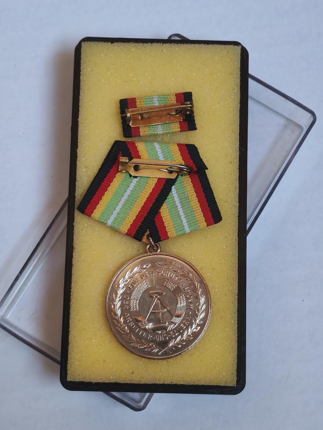 韵星假日军品类拍卖第44期 -- Rimey Holidays Militaria Auction 44 民主德国银级人民军圆满服役奖章带原盒略