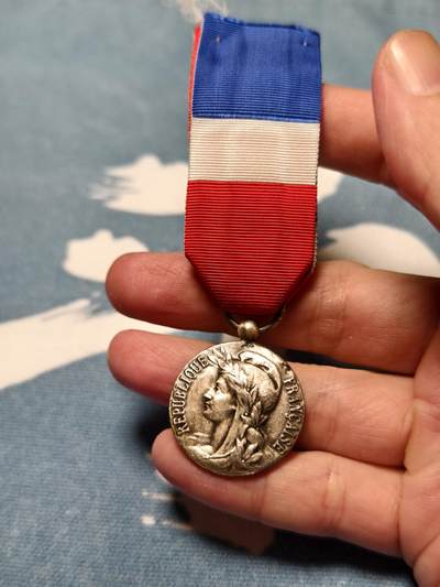 抚柳草堂-第十四期章牌钱币  奖章勋章限时免佣 满百包邮 放漏专场 - 1987法国银级劳动荣誉奖章   800银螃蟹标  少见版本  银质去掉绶带净重10.6g