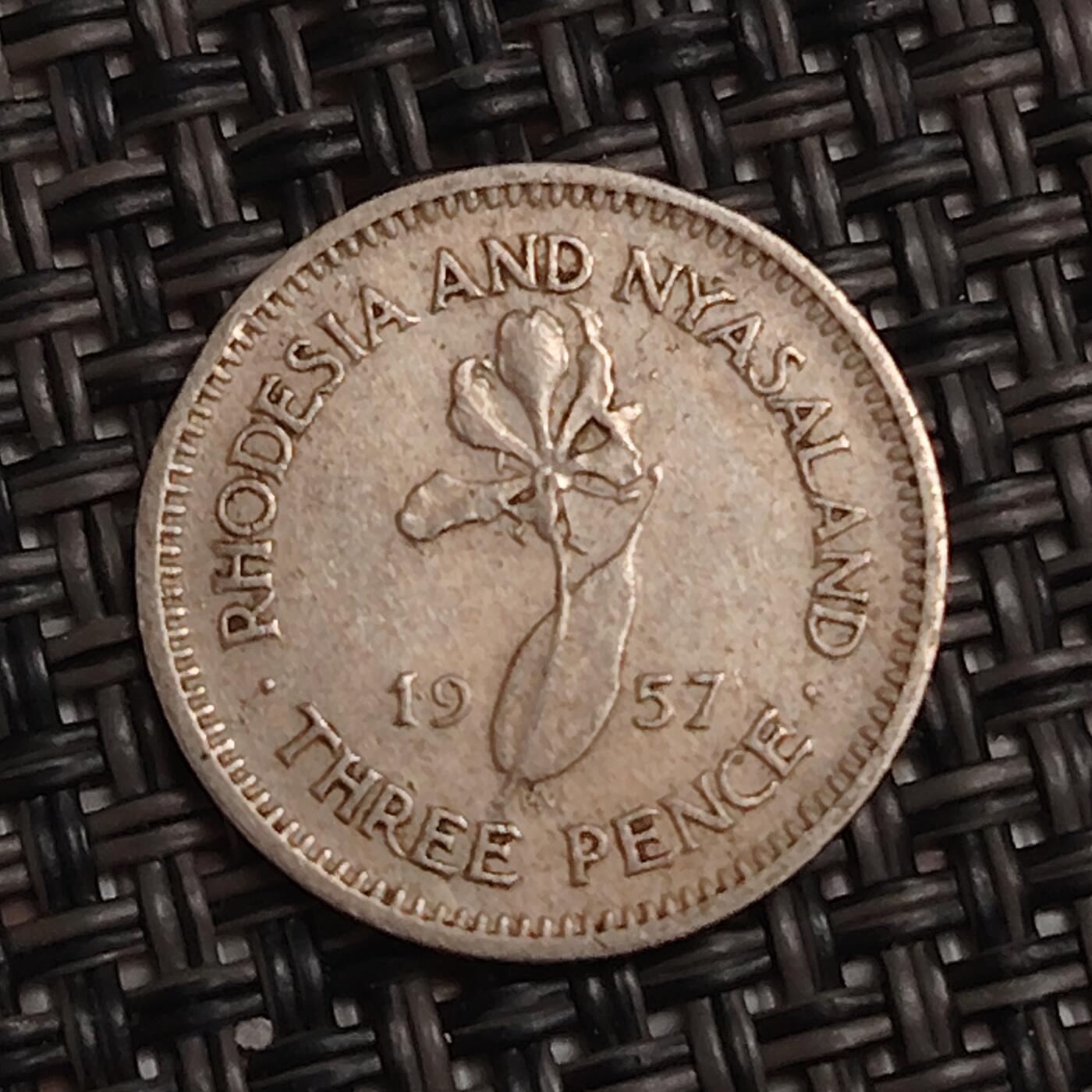 布加迪🐬～世界钱币(上海)🌾第 279 期 /  各国套币和散币 罗德西亚和尼亚萨兰 1957年 3便士