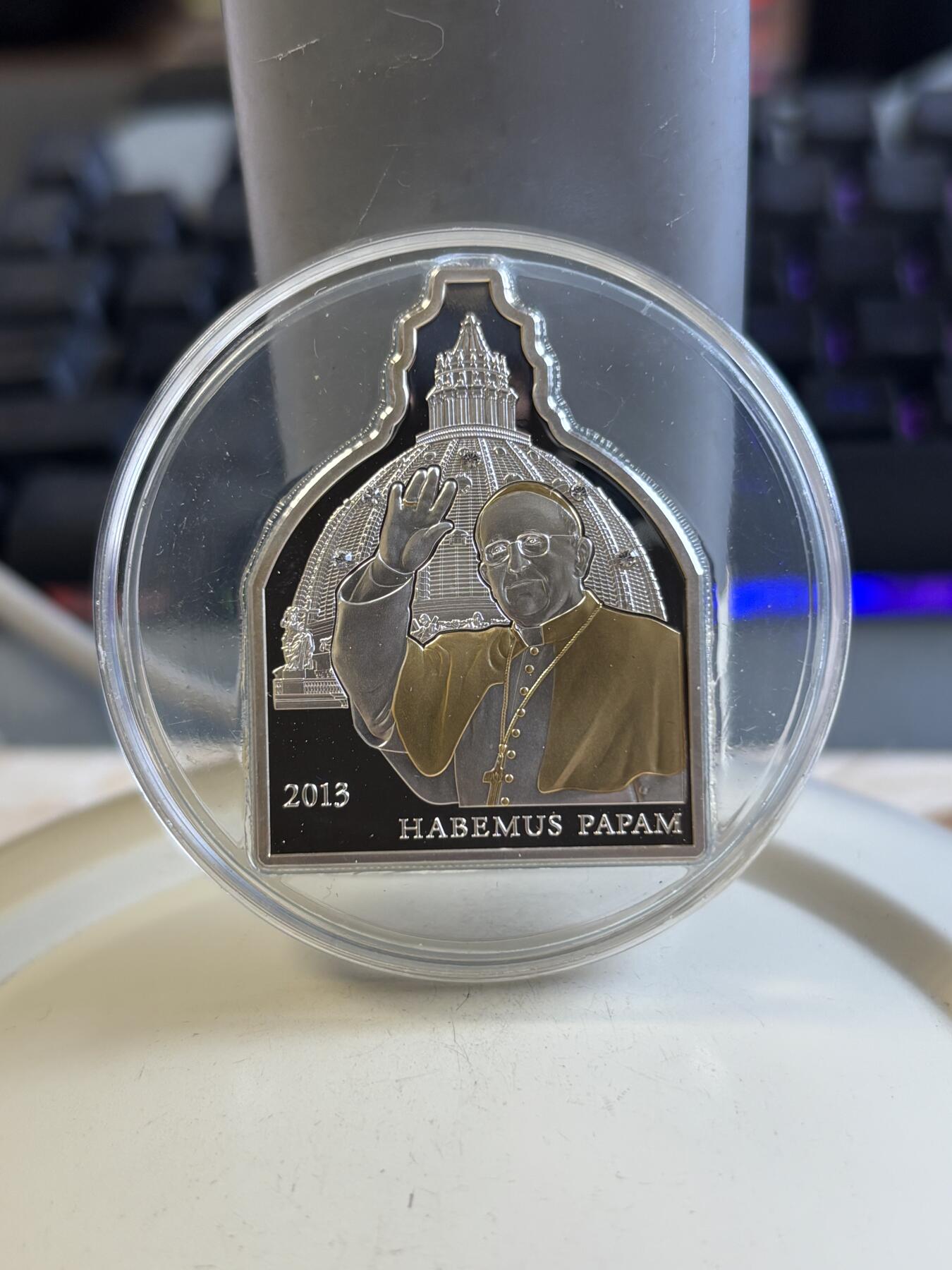 第192期拍卖 库克2013年梵蒂冈系列教皇访问异形镶水晶银币，999银，25克，发行5000枚，有黑点