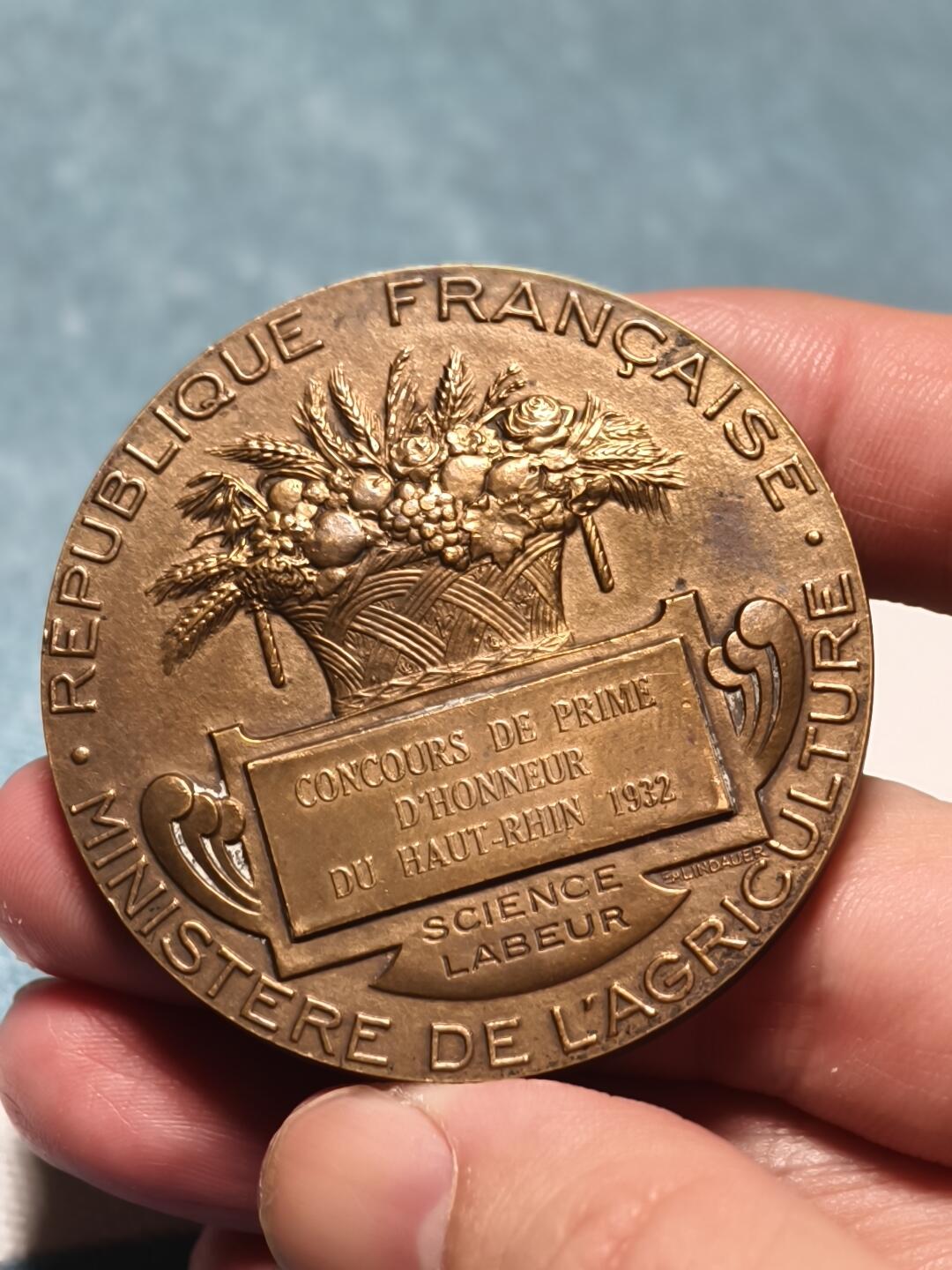 抚柳草堂-第十四期章牌钱币  奖章勋章限时免佣 满百包邮 放漏专场 1932法国上莱茵省农业竞赛大铜章  播种者 直径50mm 重62.8g 20世纪初法国新古典主义章牌艺术的典型代表作