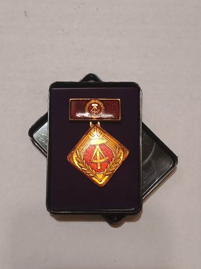 韵星假日军品类拍卖第44期 -- Rimey Holidays Militaria Auction 44 - 民主德国个人劳动荣誉奖章带原盒