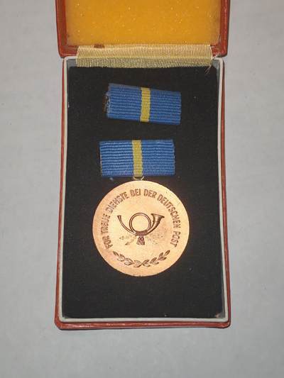 韵星假日军品类拍卖第44期 -- Rimey Holidays Militaria Auction 44 - 民主德国铜级邮政部忠诚服务奖章带原盒略