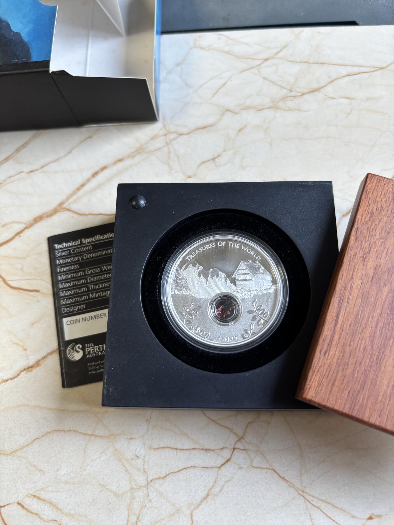 第192期拍卖 澳大利亚2013年世界瑰宝系列中空镶嵌石榴石银币，999银，发行7500枚，有氧化