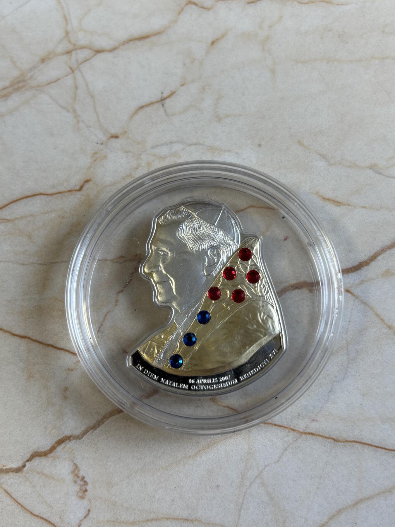 第192期拍卖 库克2007教皇本笃十六世肖像形镀金镶水晶银币,925银镀金999金，25克，发行量5000枚