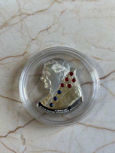 第192期拍卖 - 库克2007教皇本笃十六世肖像形镀金镶水晶银币,925银镀金999金，25克，发行量5000枚