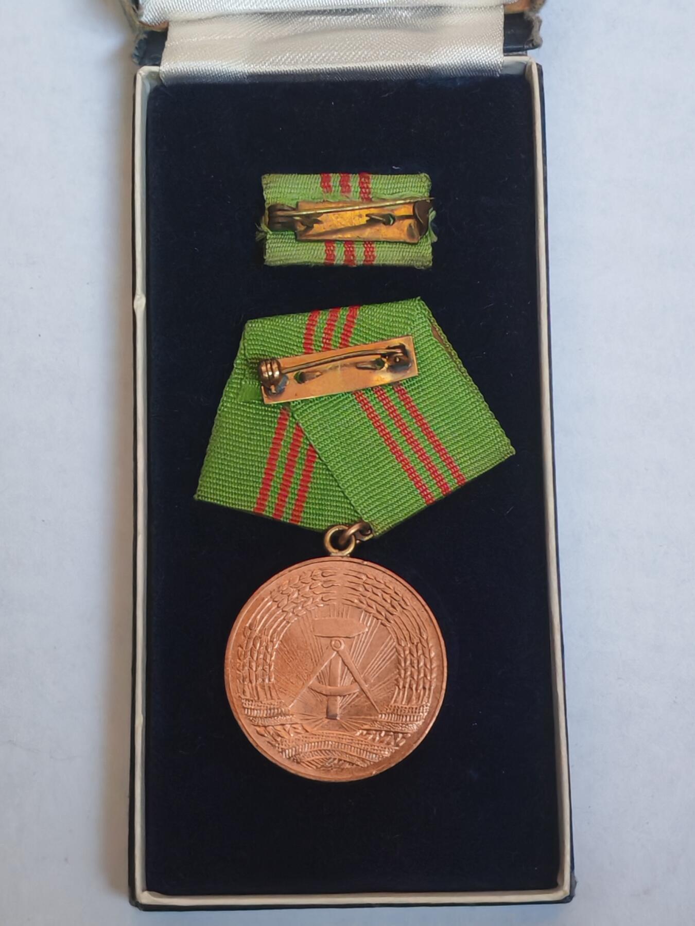 韵星假日军品类拍卖第44期 -- Rimey Holidays Militaria Auction 44 民主德国铜级内务部圆满服役奖章带原盒略 极早期无国徽版本