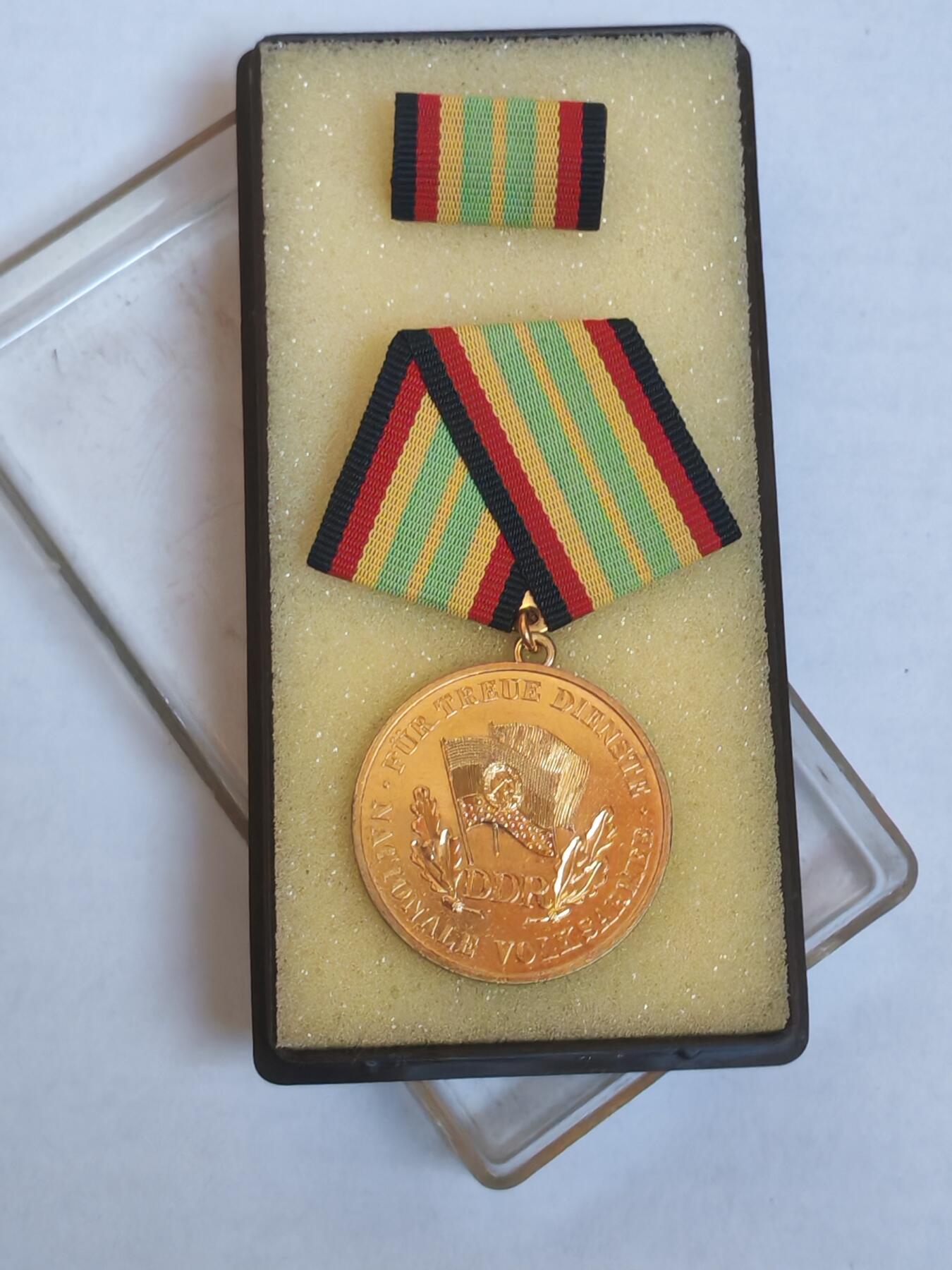 韵星假日军品类拍卖第44期 -- Rimey Holidays Militaria Auction 44 民主德国金级人民军圆满服役奖章带原盒略