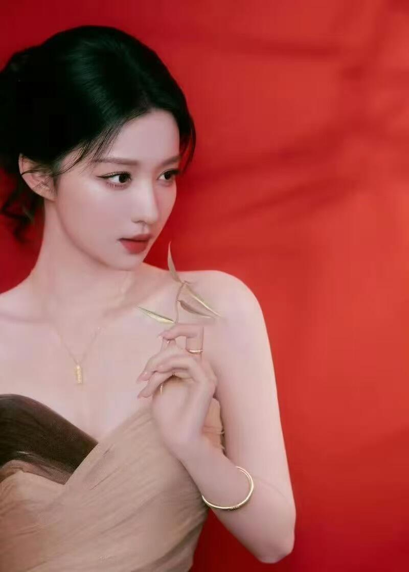 零元拍：十月寒英，风骨傲立！大家问啊问，大家等吖等，真的等到王楚然！回味一番，楚然的昭君出塞真的太美……2026马年春晚《贺花神》月芙蓉花神王楚然亲签芙蓉春帖~