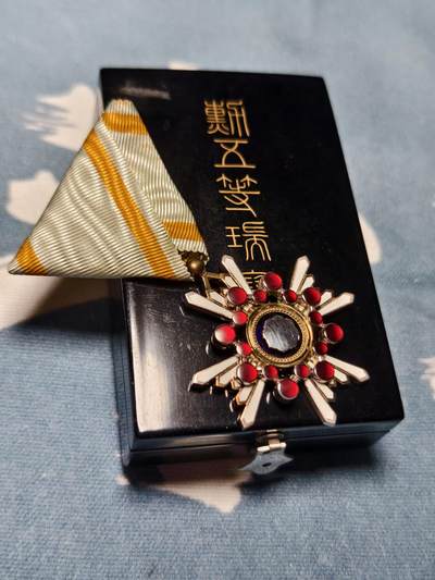 抚柳草堂-第十四期章牌钱币  奖章勋章限时免佣 满百包邮 放漏专场 - 勋五等瑞宝章 二战时期原盒美品 银质重28.6g 七宝烧完好 