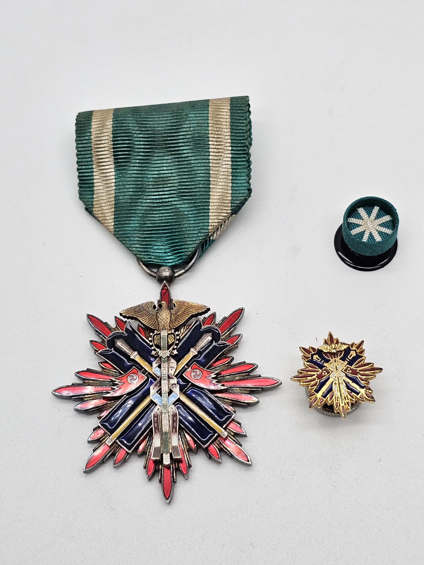 功五级金鵄勋章 军功章 抗战收藏  纯银珐琅带略齐全，带协会章