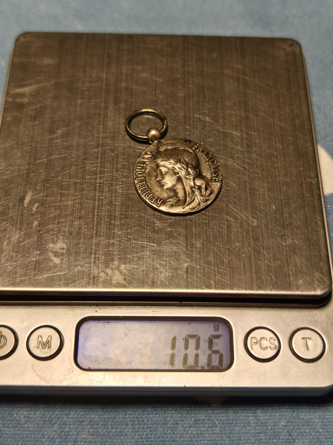 抚柳草堂-第十四期章牌钱币  奖章勋章限时免佣 满百包邮 放漏专场 1987法国银级劳动荣誉奖章   800银螃蟹标  少见版本  银质去掉绶带净重10.6g