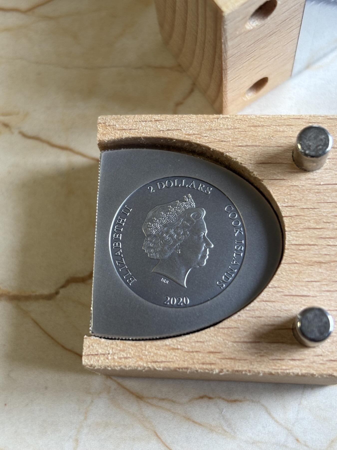 第192期拍卖 库克2020爱的种子系列2情人节镶嵌水晶异形银币，999银，15克，发行1200枚