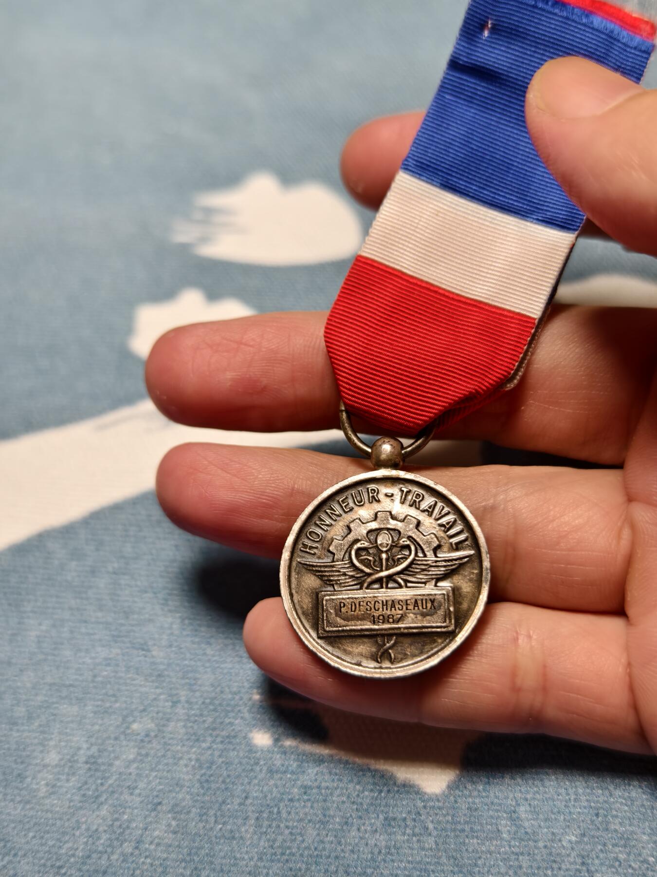 抚柳草堂-第十四期章牌钱币  奖章勋章限时免佣 满百包邮 放漏专场 1987法国银级劳动荣誉奖章   800银螃蟹标  少见版本  银质去掉绶带净重10.6g