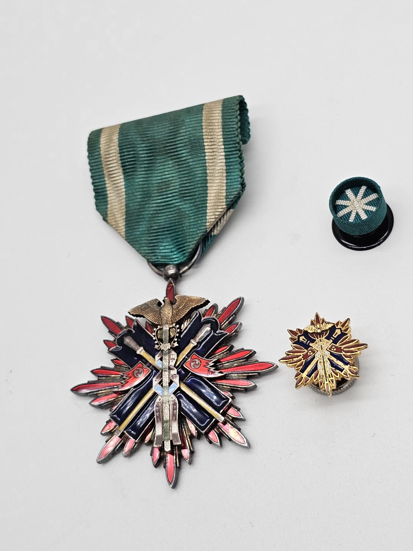 功五级金鵄勋章 军功章 抗战收藏  纯银珐琅带略齐全，带协会章