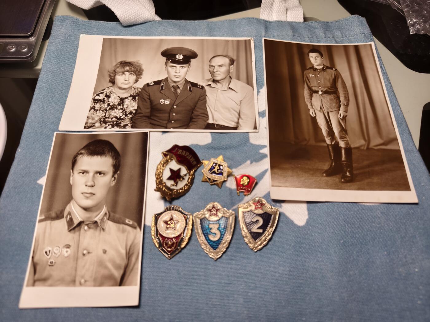 抚柳草堂-第十四期章牌钱币  奖章勋章限时免佣 满百包邮 放漏专场 前苏联近卫军 奖章一套 包含近卫军徽章 优秀士兵等级2级3级 优秀红军战士徽章 劳动与国防2级徽章 共青团徽章 及三张得主的珍贵照片  这组物品是研究冷战时期苏联军队日常荣誉体系和青年思想建设的珍贵实物资料   