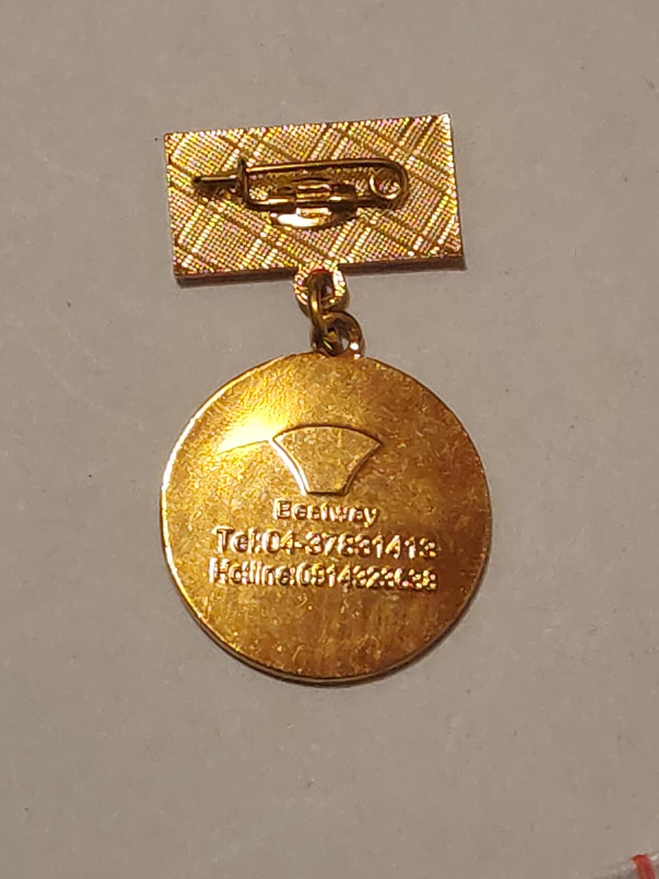 韵星假日军品类拍卖第44期 -- Rimey Holidays Militaria Auction 44 越南社会主义共和国光荣在党60年奖章 bw厂 铜镀金