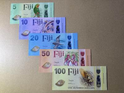 《艾美收藏》第235期-3.8周日外币荟萃 - 斐济5-100元5张 UNC 2025年塑料钞 AA冠无47全同号
