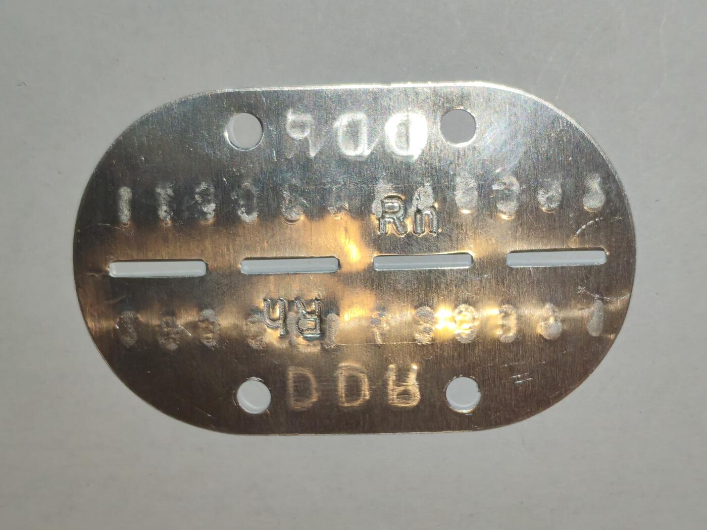 韵星假日军品类拍卖第44期 -- Rimey Holidays Militaria Auction 44  民主德国士兵证、士兵铭牌（狗牌）实发一套 带照片 记录详细 