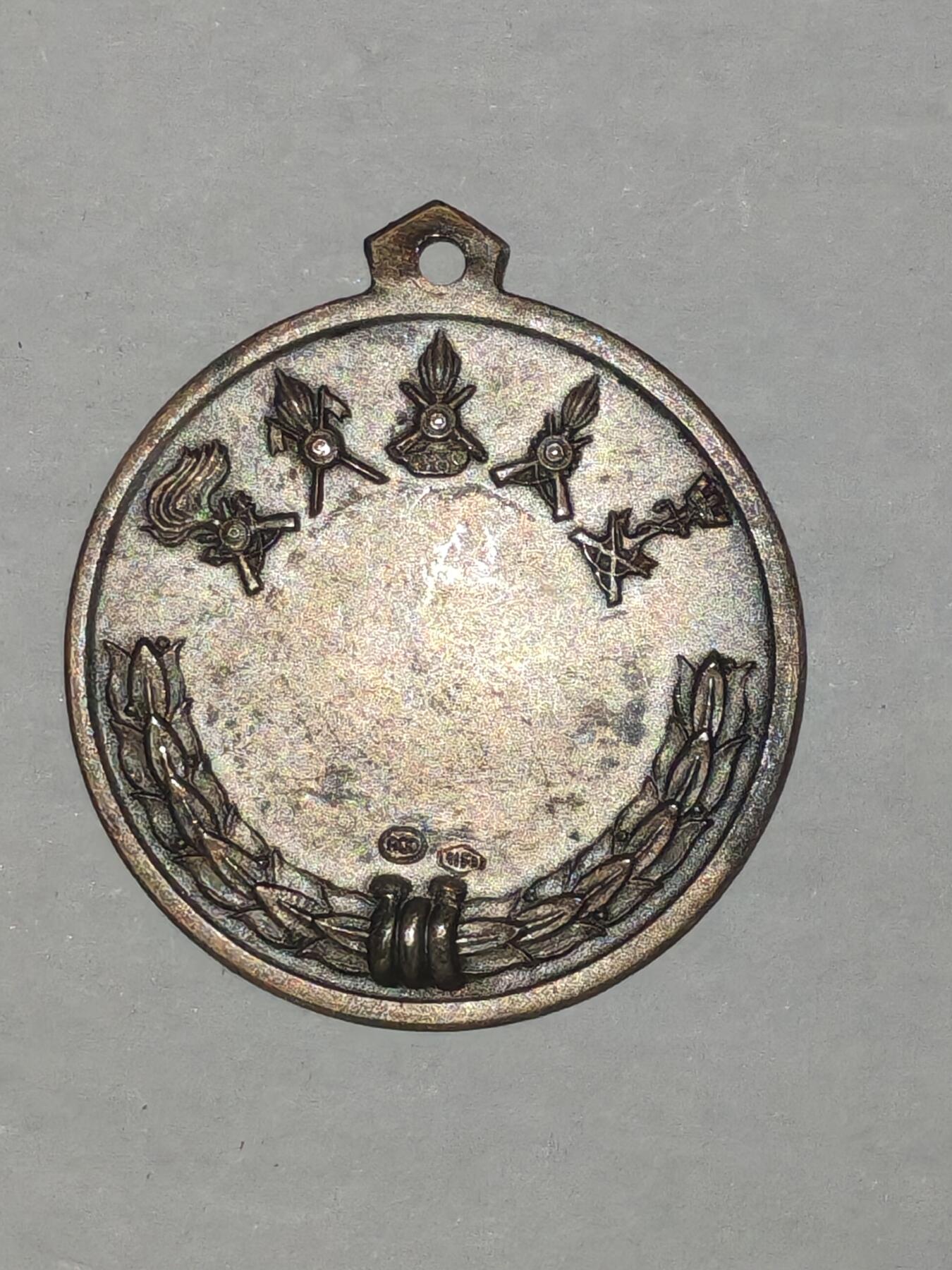 韵星假日军品类拍卖第44期 -- Rimey Holidays Militaria Auction 44 意大利共和国机器化和摩托化部队学校 证章 带厂标 原发时无绶带 需自配