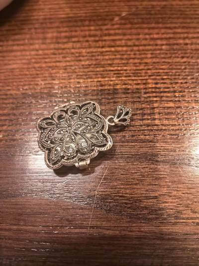 欧洲微章、铜章、银章和银币第二场 - 925银镂空花卉石英怀表吊坠（镶嵌马克赛石） 这是一件复古风格的925纯银怀表吊坠