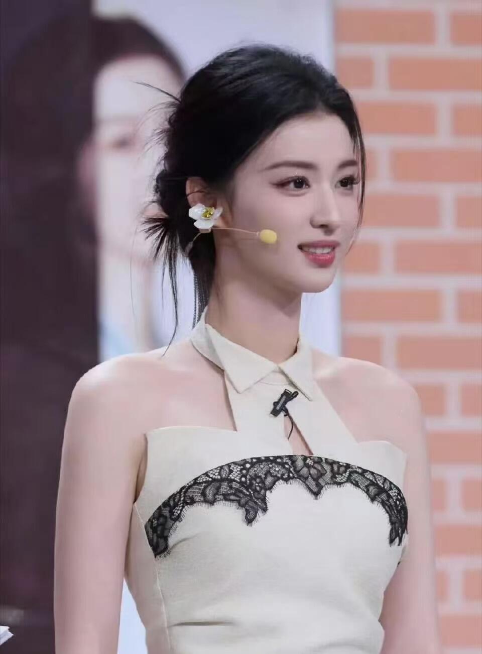 零元拍：十月寒英，风骨傲立！大家问啊问，大家等吖等，真的等到王楚然！回味一番，楚然的昭君出塞真的太美……2026马年春晚《贺花神》月芙蓉花神王楚然亲签芙蓉春帖~