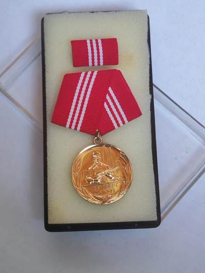 韵星假日军品类拍卖第44期 -- Rimey Holidays Militaria Auction 44 - 民主德国金级工战队忠诚服务奖章带原盒略