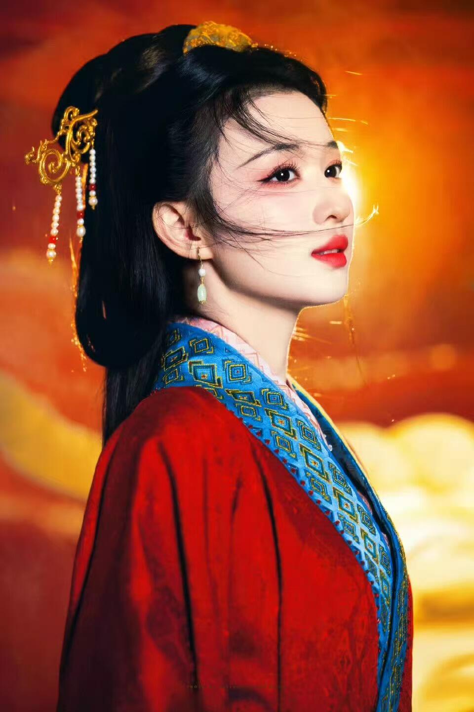 零元拍：十月寒英，风骨傲立！大家问啊问，大家等吖等，真的等到王楚然！回味一番，楚然的昭君出塞真的太美……2026马年春晚《贺花神》月芙蓉花神王楚然亲签芙蓉春帖~