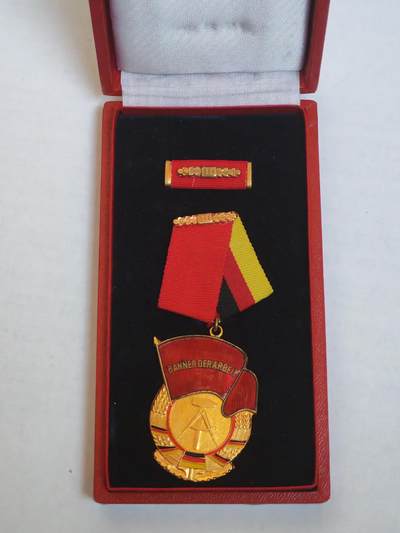 韵星假日军品类拍卖第44期 -- Rimey Holidays Militaria Auction 44 - 民主德国二级劳动红旗勋章带原盒略