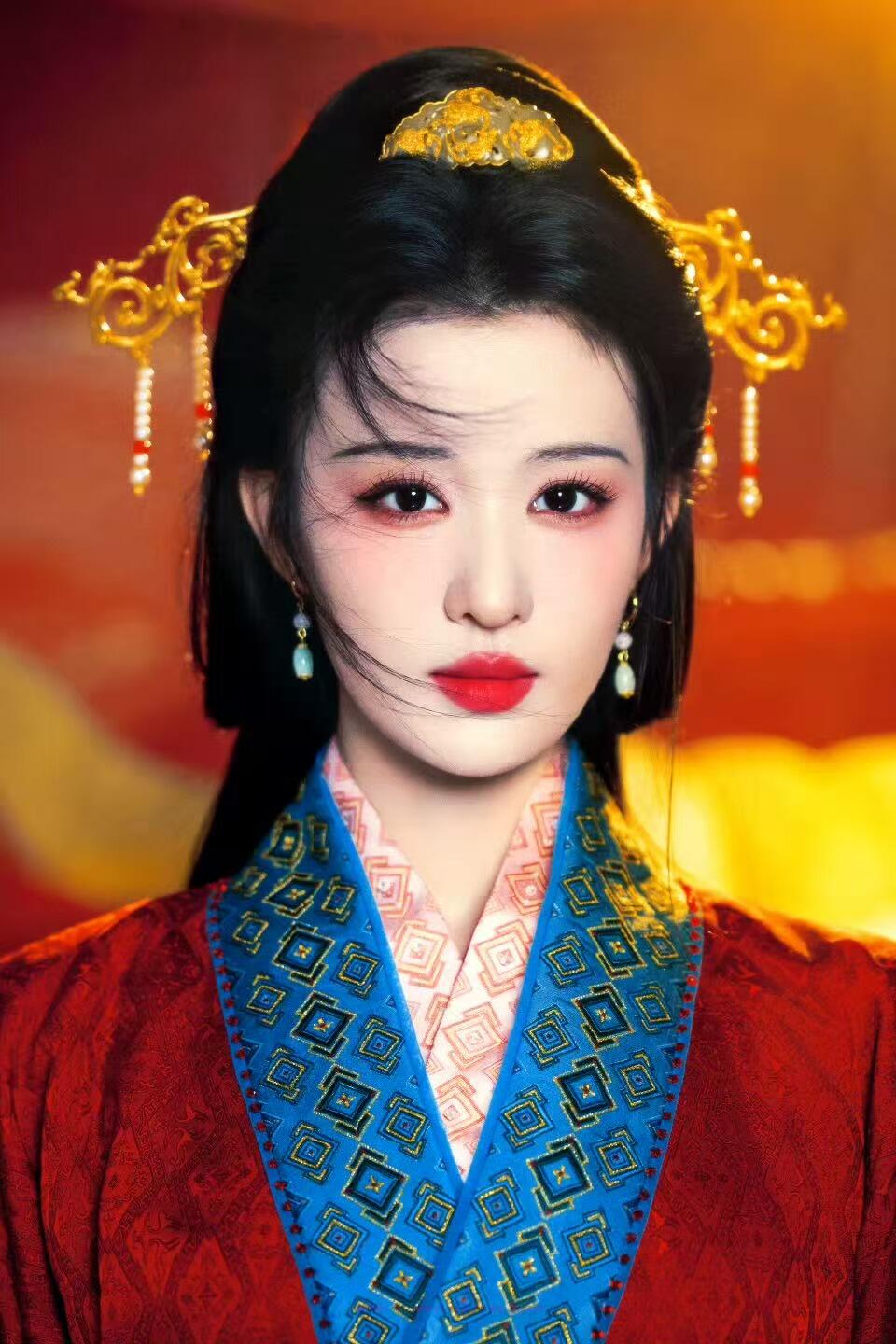 零元拍：十月寒英，风骨傲立！大家问啊问，大家等吖等，真的等到王楚然！回味一番，楚然的昭君出塞真的太美……2026马年春晚《贺花神》月芙蓉花神王楚然亲签芙蓉春帖~