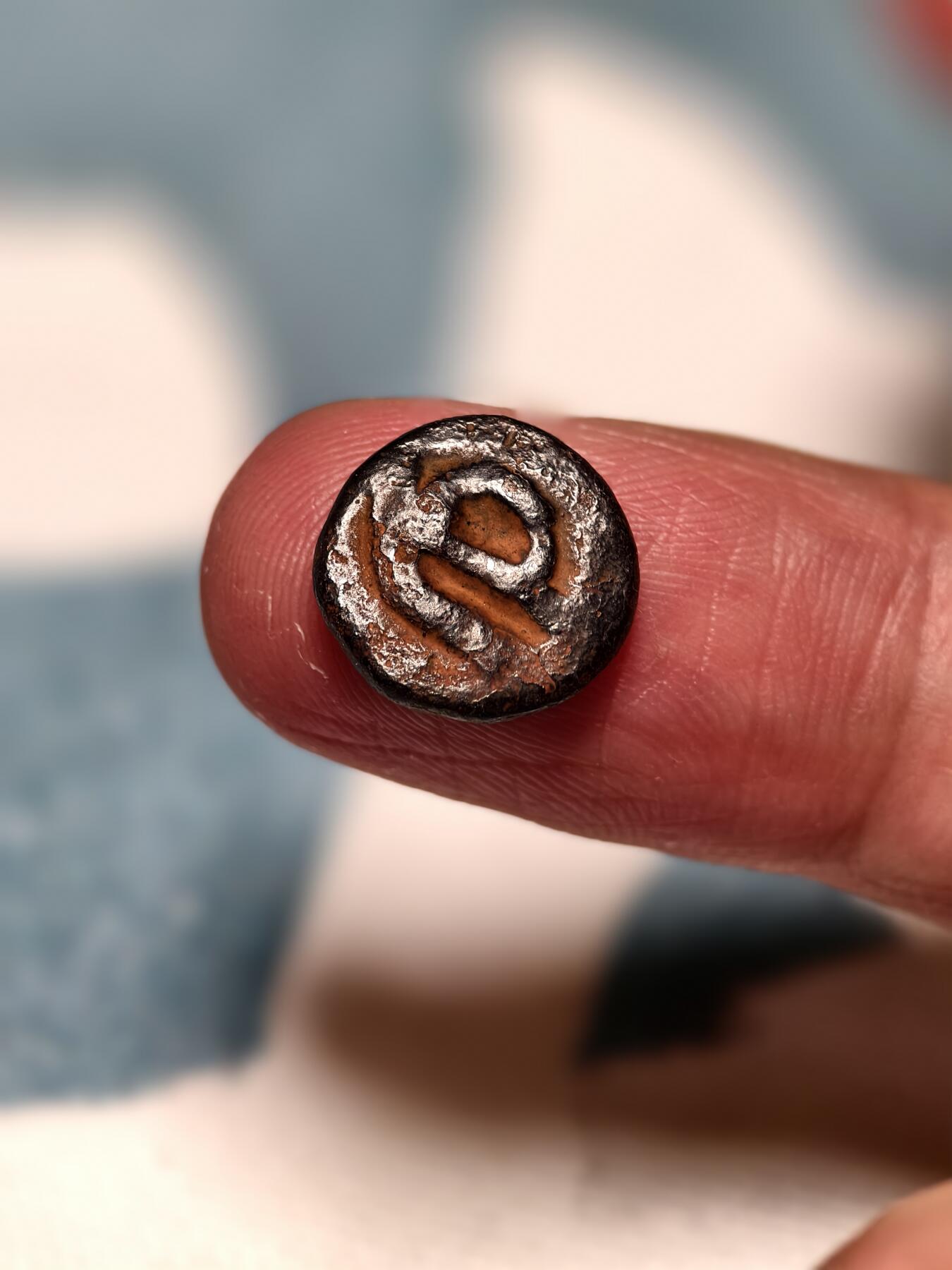 抚柳草堂-第十四期章牌钱币  奖章勋章限时免佣 满百包邮 放漏专场 三佛齐王国末期至满者伯夷王国早期打制小银币 1.3g重 正面有檀香花徽记，背面爪哇岛文，面值1 Unit或称Masa